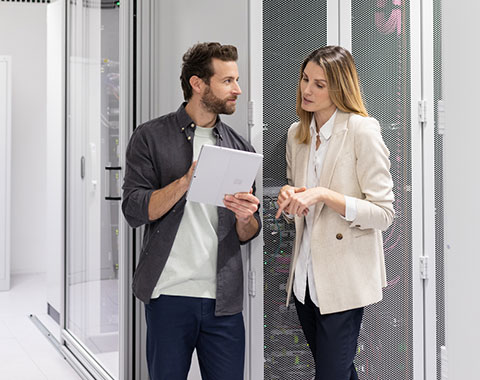 Mann und Frau im Serverraum
