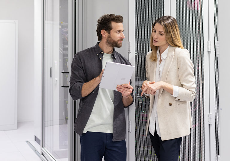 Mann und Frau im Serverraum